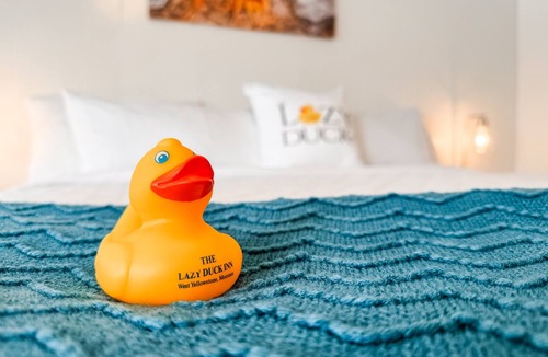 West Yellowstone Hotel | Cozy Lazy Duck Inn #15 features a King bed and kitchenette, just 1 min from Yellowstone.