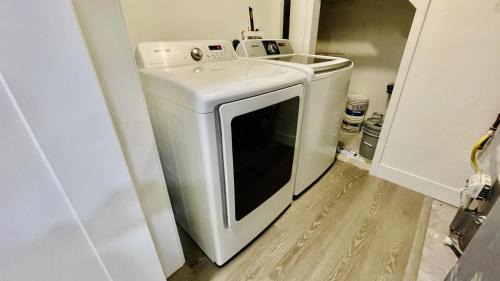 South Salt Lake House | Cozy Modern 2BR in Millcreek Tempurpedic Beds 83 inch 4k TV 10 Min to SLC Mountains