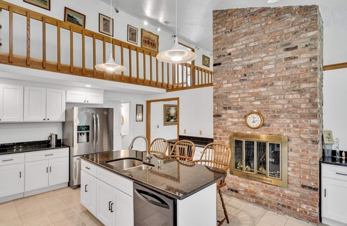 Lincoln House | Cozy Pet-Friendly 4BR | Fireplace, Patio and BBQ