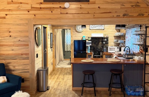 Knik-Fairview Cabin | Cozy Romantic Getaway Cabin
