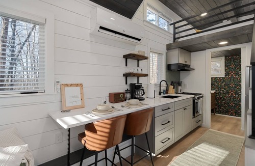 Laurelville House | Cozy Tiny Home · Hot Tub · Fire Pit · For Two
