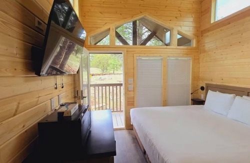 Page Villa | Cozy Tiny Home King Room #18A
