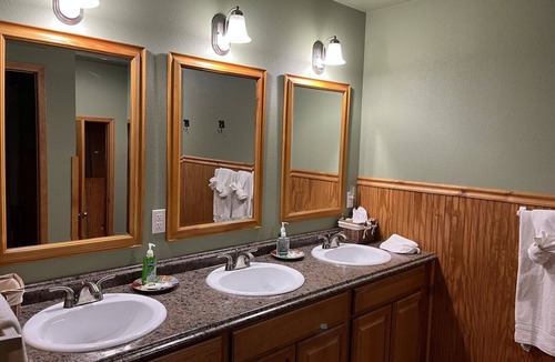 Cohoe Cabin | Crooked Creek Retreat- Large 5 bed suite, full kitchen + Fishing Gear Included!