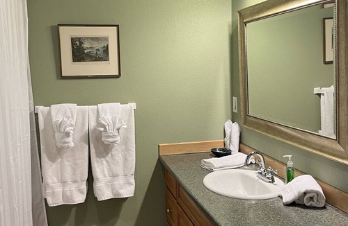 Cohoe Cabin | Crooked Creek Retreat- Spacious room on Creek, 2 Queen beds + Full Fishing Gear.