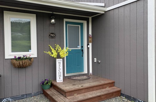 Homer House | Daybreeze Vacation Home w/Hot Tub & Gorgeous View
