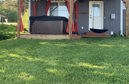 Homer House | Daybreeze Vacation Home w/Hot Tub & Gorgeous View