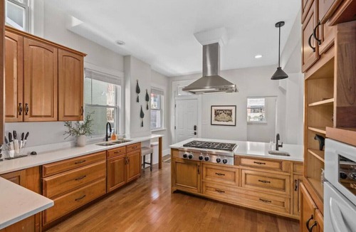 Mount Auburn House | Deluxe 6-Bedroom 3-Min to Downtown | 2-car Driveway