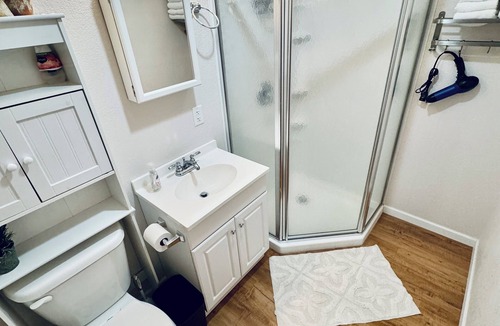 Craig Apartment | Deluxe Queen Suite C