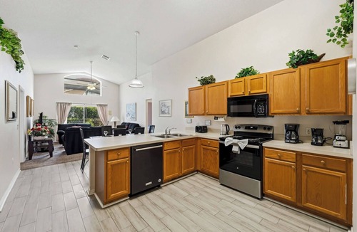 Lake Berkley Villa | Discvr Your Perfect Florida Getaway: A Luxurious 5-Bedroom Villa in Lake Berkley