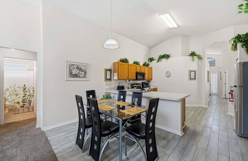 Lake Berkley Villa | Discvr Your Perfect Florida Getaway: A Luxurious 5-Bedroom Villa in Lake Berkley