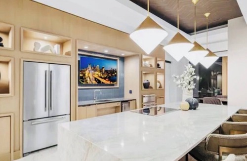Everett Apartment | Elite Resort Home Pool, Jacuzzi, Basketball Sleeps 16+ King Beds Shuttle