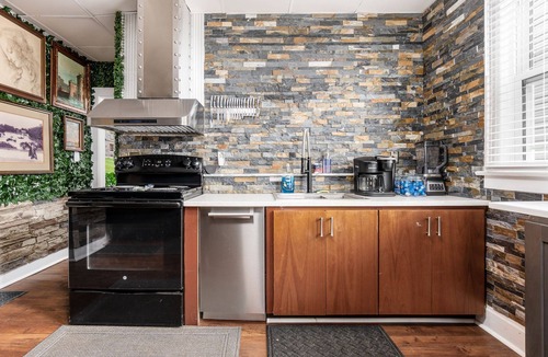 Weinland Park House | English Court Barcade: OSU home in Weinland Park/Short North