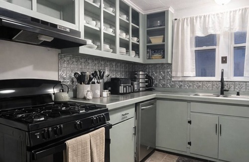Fort Plain House | Enjoy 6 comfy beds, a mini‑bar, a classic victrola, and a relaxing clawfoot tub.