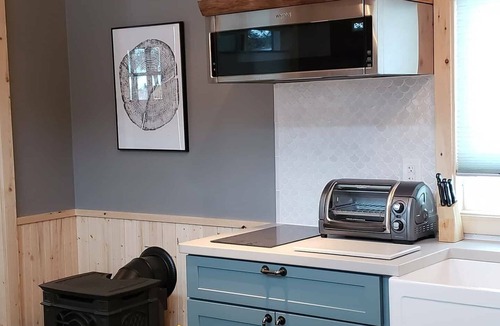 Jesse Lee Heights House | Entire House Tiny Home: close to cruise ship terminal and downtown Seward