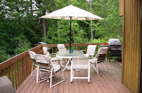 Argyle House | Expansive Lakehouse with Jacuzzi