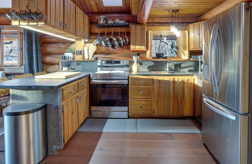 Fairbanks Cottage | Explore Fairbanks! Authentic Log Cabin w/Views