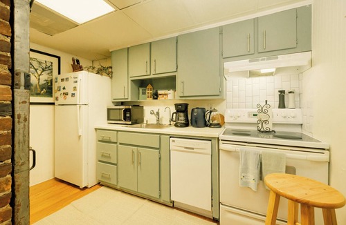Virginia Highland Apartment | Fall Fun Spot Little 5 Parade & Musicfest King Bed