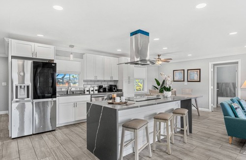Tropic House | Family-Friendly Melbourne Home: Large Pool Table, Screened Patio & Fenced Yard! 🌴