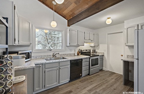 Bayshore - Klatt House | Family Friendly - Near Airport & Lake w/Mountain Views - No Chores