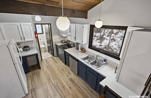 Bayshore - Klatt House | 🏔Family Friendly - Near Airport & Lake w/Mountain Views - No Chores