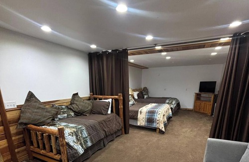 Palmer Bed & Breakfast | Fisherman's Suite @ Alaska Knotty Pine B&B