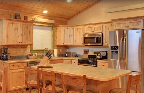 Lazy Acres Cabin | Fox Den Lodge: 3-bedroom lodge style retreat, just 7 minutes from Yellowstone. SAUNA