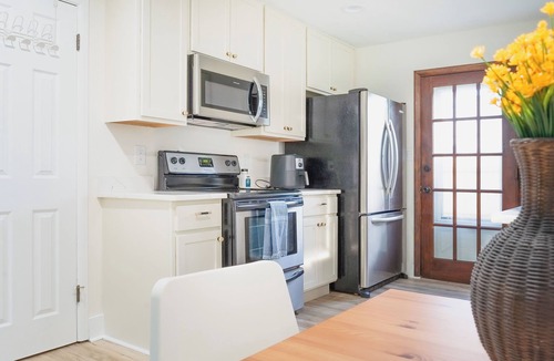 Upper Arlington House | Go Buckeyes!Stylish 3-Level Haven Near OSU,PS5,Skylight, Fully fenced Backyard