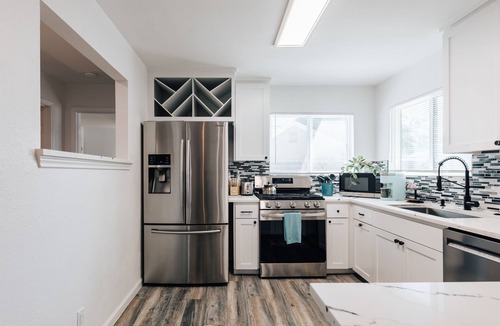 Holly House | Golden Girls Theme Home❤️ 80's Retro Vibe | Near E 6th St & UT Moody, COTA