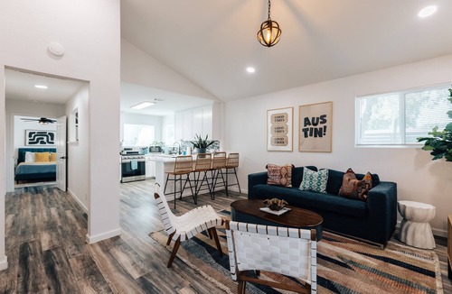 Holly House | Golden Girls Theme Home❤️ 80's Retro Vibe | Near E 6th St & UT Moody, COTA
