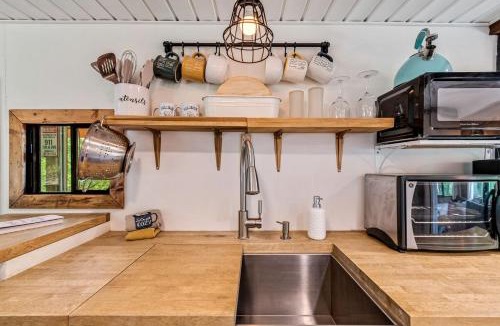 Somerdale House | Gorgeous Caravan Glamping Escape for Four in Dover, Ohio