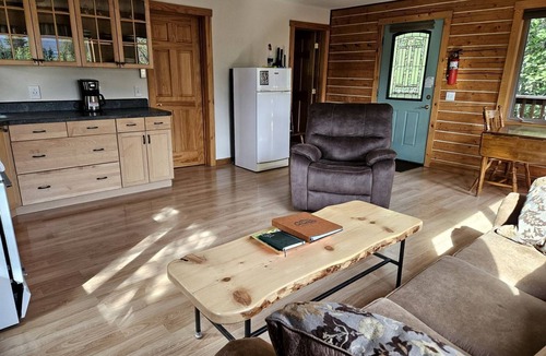 McCarthy House | Gorgeous Log Cabin with Incredible Views from the Private Deck in McCarthy, Alaska