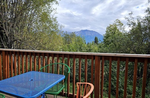 McCarthy House | Gorgeous Log Cabin with Incredible Views from the Private Deck in McCarthy, Alaska