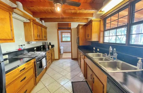 Utopia Cabin | Gorgeous Views and only 13 mi to Lost Maples SNA, 22 mi to Garner State Park!