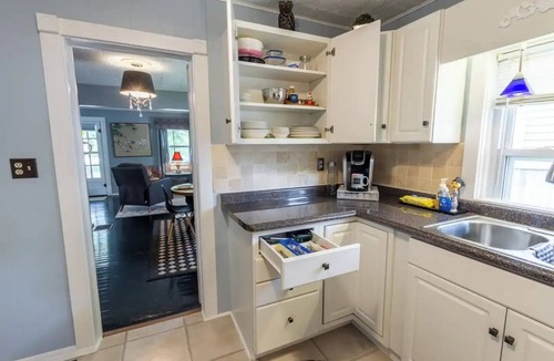 Indianapolis House | Graham and Kay's UIndy Cottage. 3 bedrooms, 10 min from downtown.