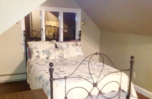 Mendenhaven Hostel | Grandma's Private Room and Bath - DISCOUNTS ON TOURS