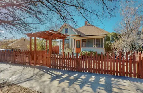 South Broadway House | Great Location! Casa Colorida - Spacious, historic 3bd/2ba!