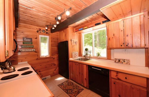 Eidelweiss Village House | Great Petfriendly Home Walking Distance to Middle Pea Beach w/Canoe + Kayak