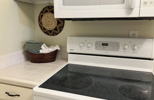Demere Park Condo | GROUND FLOOR, WASHER & DRYER, PET FRIENDLY. CLOSE TO BEACH AND VILLAGE!