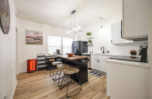 Meridian-Kessler Apartment | Group-Friendly 4BR Near Central Indy & Fairgrounds~Two Apartments