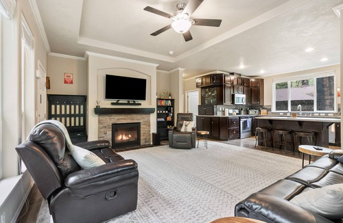 Skykomish House | Hart Haus at Stevens Pass- spacious w/hot tub, EV charger, close to hikes!
