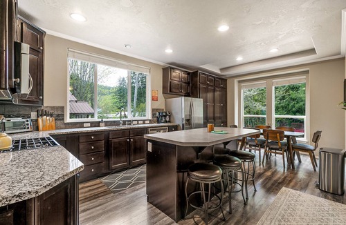 Skykomish House | Hart Haus at Stevens Pass- spacious w/hot tub, EV charger, close to hikes!