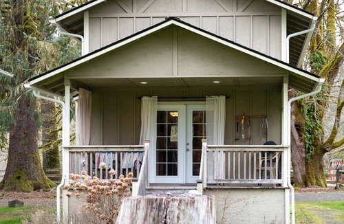 Sappho House | ‘Hemlock’ Riverfront Cabin near Olympic National Park