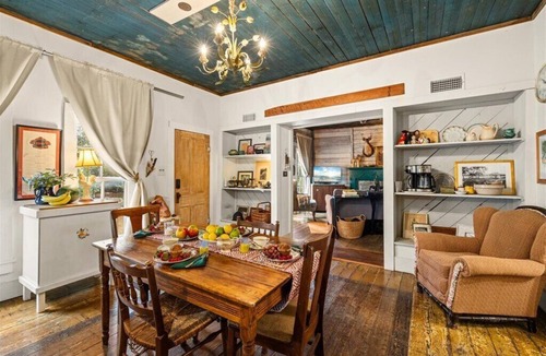 Granbury Cottage | Historic 1890s Cottage: Walk to historic square, beach, & hiking trail!
