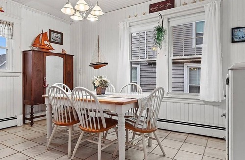 Onset House | Historic IdleHurst Home - Sleeps 14, FirePit & Porch Idlehurst Inn