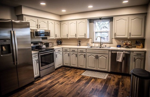Sugarcreek House | Hot tub, king beds, sleeps up to 8, walking distance to downtown Sugarcreek