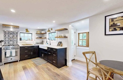 East Chop House | House with guest studio close to town and beach with grill, games, AC & patio