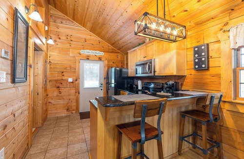Stanley Cabin | HUGE summer SAVINGS LURAY Mountain getaway Private Log cabin 8 Hot Tub Fireplace