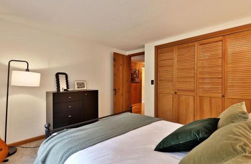 East Haven  Rutland County House | Impressive Cabin with Hot-tub and Fascinating Views in Mendon, Vermont