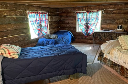 Talkeetna Cabin | Interior Alaska vacation getaway. Secluded 1 bedroom cabin next to the river.
