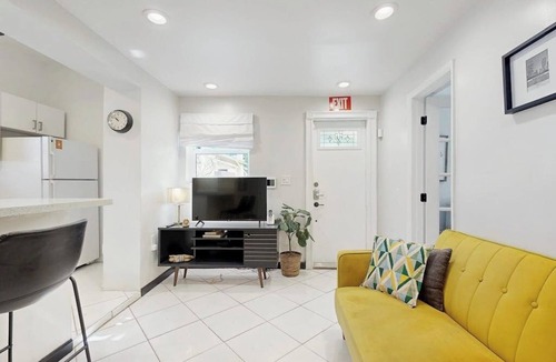 Parkside House | Inviting duplex with enclosed yard, fast WiFi, full kitchen, & W/D